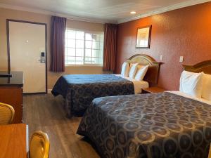里弗赛德阿灵顿酒店的酒店客房设有两张床和窗户。