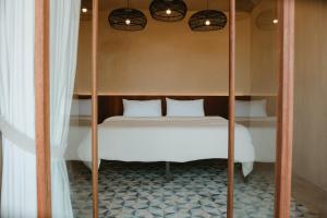 El PorvenirEqu Hotel de Tierra的卧室配有带白色床单的双层床