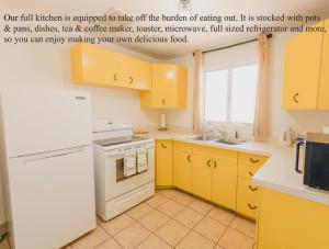 佩吉1 or 3 Bedroom Apartment with Full Kitchen的厨房配有黄色橱柜和白色家电