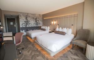 维多利亚维多利亚码头APA海岸酒店的酒店客房,配有两张床和椅子