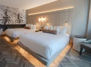 维多利亚维多利亚码头APA海岸酒店的酒店客房,配有两张床和椅子