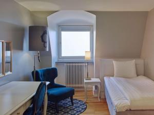 马尔默斯堪迪克克莱默酒店的卧室配有床、椅子和窗户。