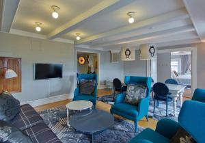 马尔默斯堪迪克克莱默酒店的客厅配有蓝色的椅子和桌子