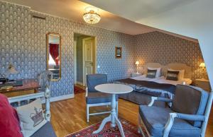 斯德哥尔摩斯堪迪克格姆拉斯坦酒店的酒店客房带一张床、一张桌子和椅子