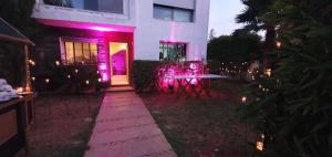 卡萨布兰卡Nassali - Beautiful Villa in Tamaris的前面有紫色灯的房子