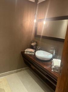 卡萨布兰卡Nassali - Beautiful Villa in Tamaris的木制柜台上带白色水槽的浴室