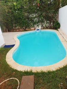 卡萨布兰卡Nassali - Beautiful Villa in Tamaris的草地上的蓝色小游泳池