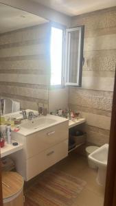 卡萨布兰卡Nassali - Beautiful Villa in Tamaris的一间带水槽、卫生间和镜子的浴室