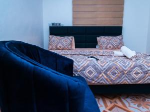 塔马拉Adnan lodge的一间卧室配有一张床和一张沙发
