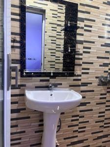 塔马拉Adnan lodge的浴室设有白色水槽和镜子