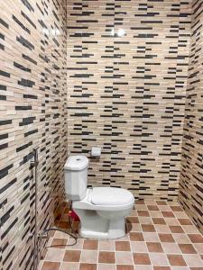 塔马拉Adnan lodge的瓷砖客房内的白色卫生间浴室