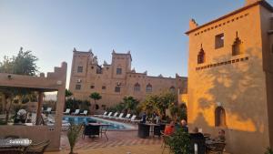 斯库拉Kasbah Ait BenHadda的一座带游泳池的建筑和一座建筑的庭院