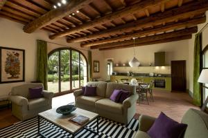 吉拉斯纳美迪西利利亚诺别墅的客厅配有沙发和桌子