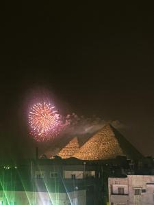 开罗Zahira Pyramids View的金字塔前的烟花表演