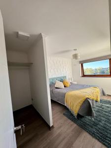 洛斯安赫莱斯Confortable Dpto 2D y 2 baños的一间卧室设有一张床和一个大窗户