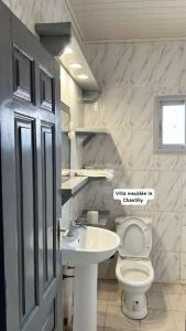 雅温得Dany Chantilly的浴室配有白色卫生间和盥洗盆。