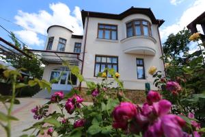 基兹洛沃茨克塞美尼奥迪旅馆的前面有鲜花的白色房子