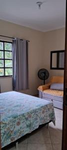 大伊瓜巴Iguaba Grande, 3 minutos do mar的一间卧室设有两张床和窗户。