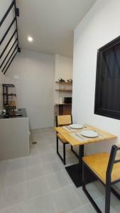查龙B House Phuket @Chalong的一间带桌子和电视的用餐室