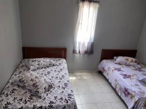 圣菲利佩Casa tchitchi的小型客房 - 带2张床和窗户