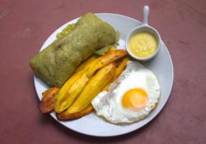 YurimaguasCasa Albina的鸡蛋和薯条的食品盘