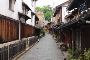 福山そわか楼的一座拥有建筑物的老城区的小巷