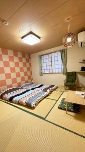 小樽Garden House Umenoya Otaru的一间卧室,卧室内配有一张大床