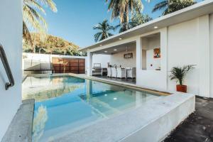 拉曼萨尼亚New La Manzanilla Paradise Vibrant Pool Home的房屋前的游泳池