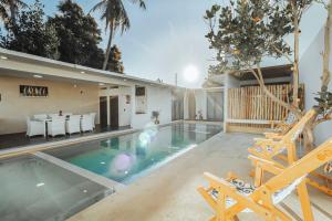 拉曼萨尼亚New La Manzanilla Paradise Vibrant Pool Home的一座带游泳池和别墅的房子