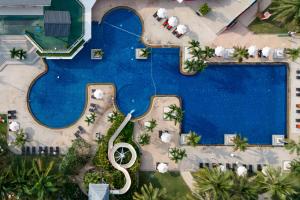 七岩Radisson Resort & Spa Hua Hin的享有度假村游泳池的顶部景致