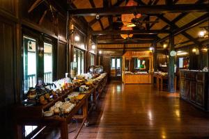 枚州县梅州生态酒店的大楼内带长桌的用餐室
