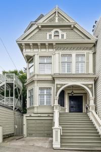 旧金山Historic & Charming Victorian Home Sleeps 11的白色的房子,设有大门和车库