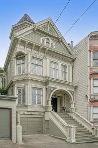 旧金山Historic & Charming Victorian Home Sleeps 11的前面设有车库的大房子