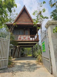 金边SothAnna Khmer House的带阳台和门的房子