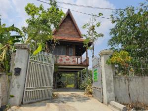 金边SothAnna Khmer House的门顶部带阳台的房子
