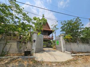金边SothAnna Khmer House的一座带门和栅栏的房子