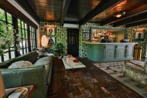棕榈泉Villa Royale的带沙发和酒吧的客厅