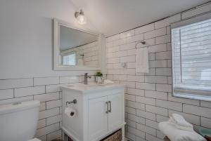 科罗拉多斯普林斯Cozy 1BR Dine Play & Sip in Urban Mtn Paradise的白色的浴室设有水槽和镜子