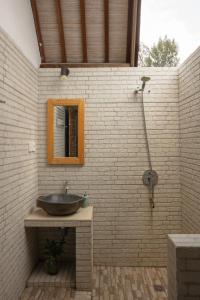 吉利特拉旺安丽卡住宿加早餐旅馆的一间带水槽和砖墙的浴室