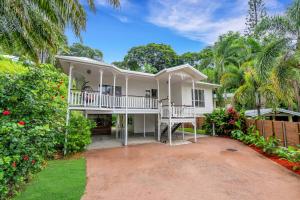 Stratford'Tropical Refuge' Classic Queenslander Paradise的带阳台和树木的白色房屋