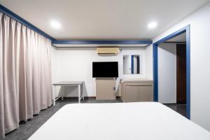济州市贵族酒店的酒店客房,配有床和电视