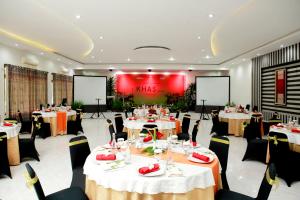 巴拉巴特Khas Parapat的宴会厅配有圆桌和椅子