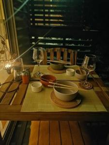 埃尔基斯科CasaMar ElQuisco的一张木桌,上面放着碗和酒杯