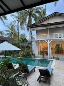 吉利特拉旺安White Coconut Resort的房屋旁带游泳池的房子