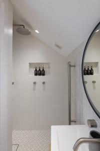 悉尼Unionelle a Luxe Newtown Terrance的一间带水槽和镜子的浴室