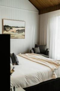 拉瑟格伦Harry's On Moodemere的卧室设有一张白色大床和一扇窗户。