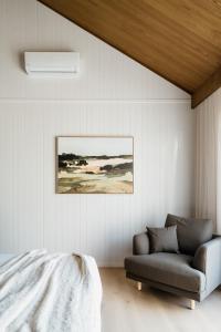 拉瑟格伦Harry's On Moodemere的卧室配有沙发和墙上的绘画