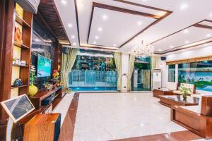岑山Villa FLC Sầm Sơn - Sao Biển 101的客厅配有家具和吊灯。