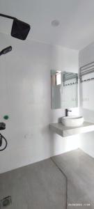Thương Xà (2)Xuân Lan Hotel的白色的浴室设有水槽和镜子