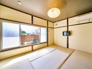 新宫市Kokoyui Guesthouse Shingu的一间空房间,配有电视和窗户